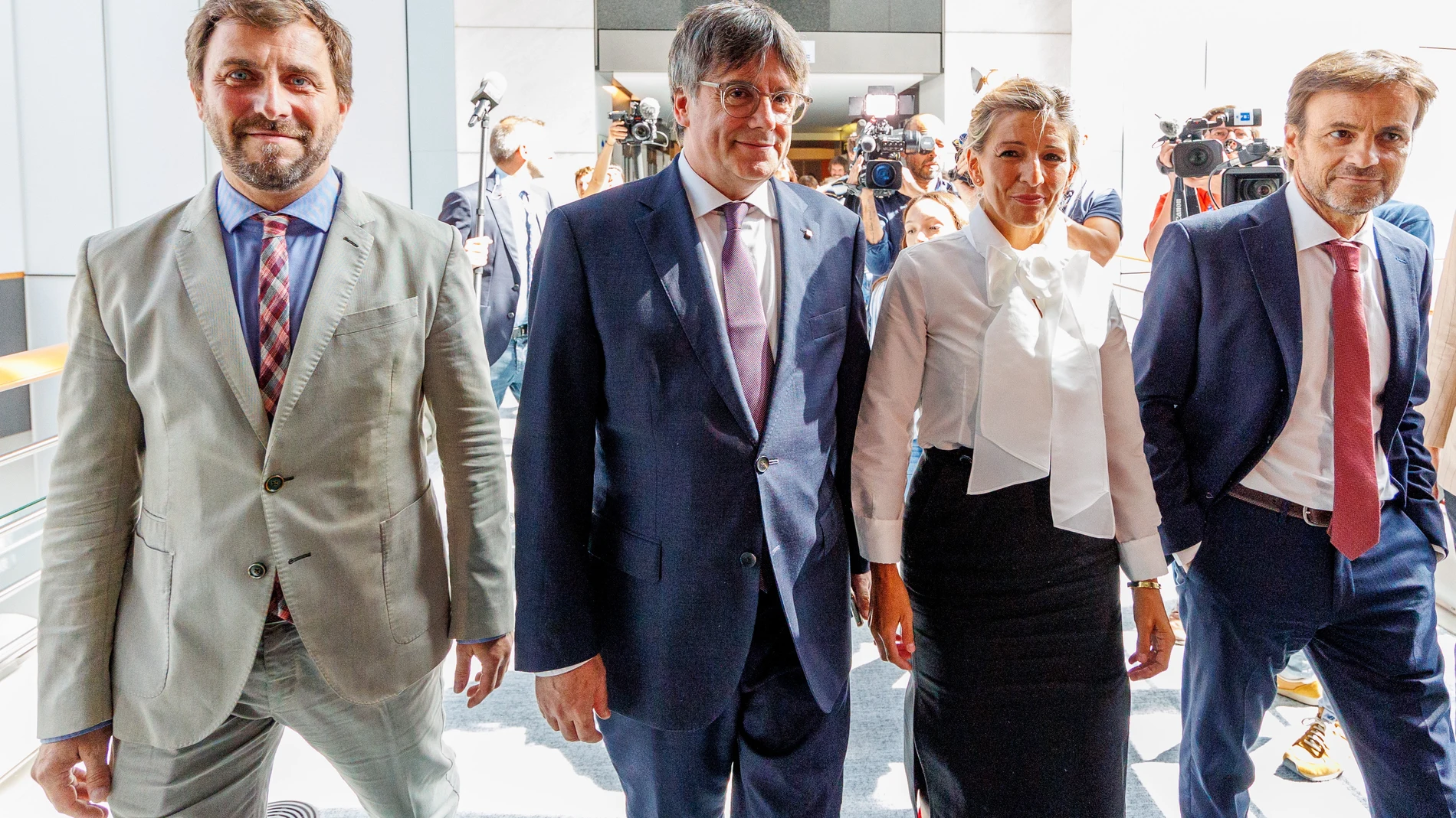Brussels (Belgium), 04/09/2023.- (L-R) Members of the European Parliament Antoni Comin, Carles Puigdemont, Spanish Second Deputy Prime Minister and Sumar party leader Yolanda Diaz and Jaume Asens leave after a meeting in Brussels, Belgium, 04 September 2023. (Bélgica, Bruselas) EFE/EPA/OLIVIER MATTHYS 