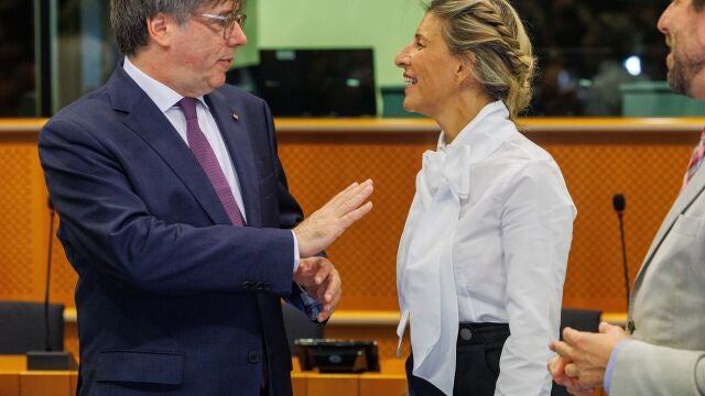 Brussels (Belgium), 04/09/2023.- Member of the European Parliament Carles Puigdemont (L) and Spanish Second Deputy Prime Minister and Sumar party leader Yolanda Diaz speak in Brussels, Belgium, 04 September 2023. (Bélgica, Bruselas) EFE/EPA/OLIVIER MATTHYS