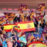 Banderas rojigualdas en el partido del Barça en El Sadar 