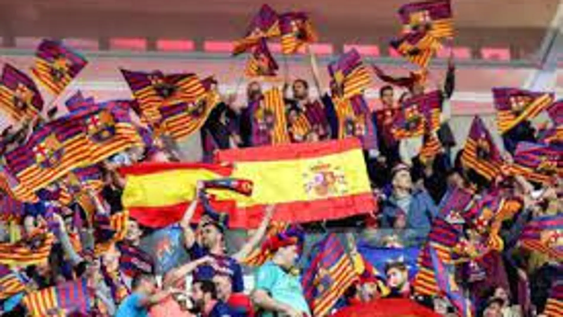 Banderas rojigualdas en el partido del Barça en El Sadar