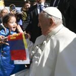 Pope Francis interacting with a supporter in Ulaanbaatar, Mongolia, 04 September 2023. 