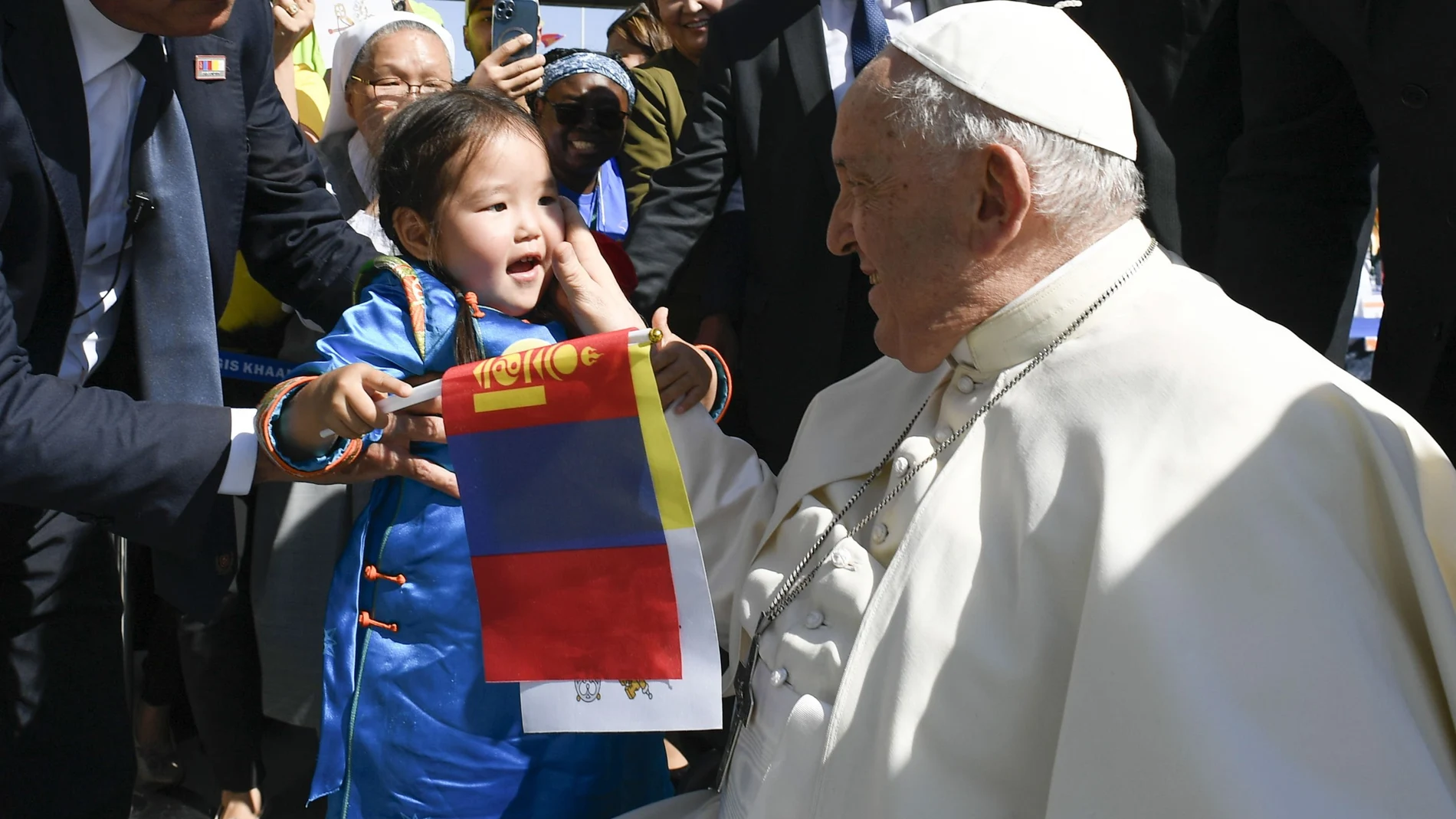 Pope Francis interacting with a supporter in Ulaanbaatar, Mongolia, 04 September 2023.