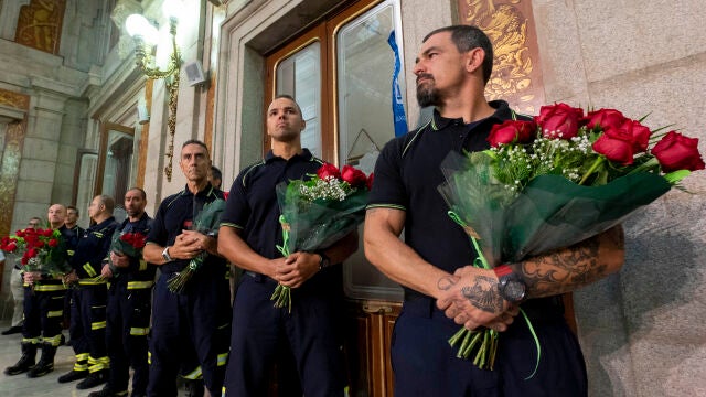 Almeida participa en un homenaje a los bomberos fallecidos en los Almacenes Arias hace 36 años