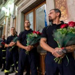 Almeida participa en un homenaje a los bomberos fallecidos en los Almacenes Arias hace 36 años