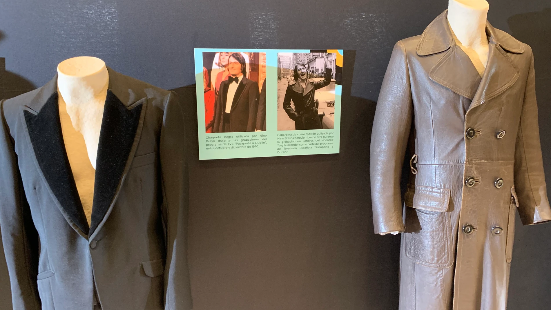 La exposición cuenta con trajes, vestuario, fotografías y diverso material de la vida del cantante de Aielo hasta el 29 de octubre