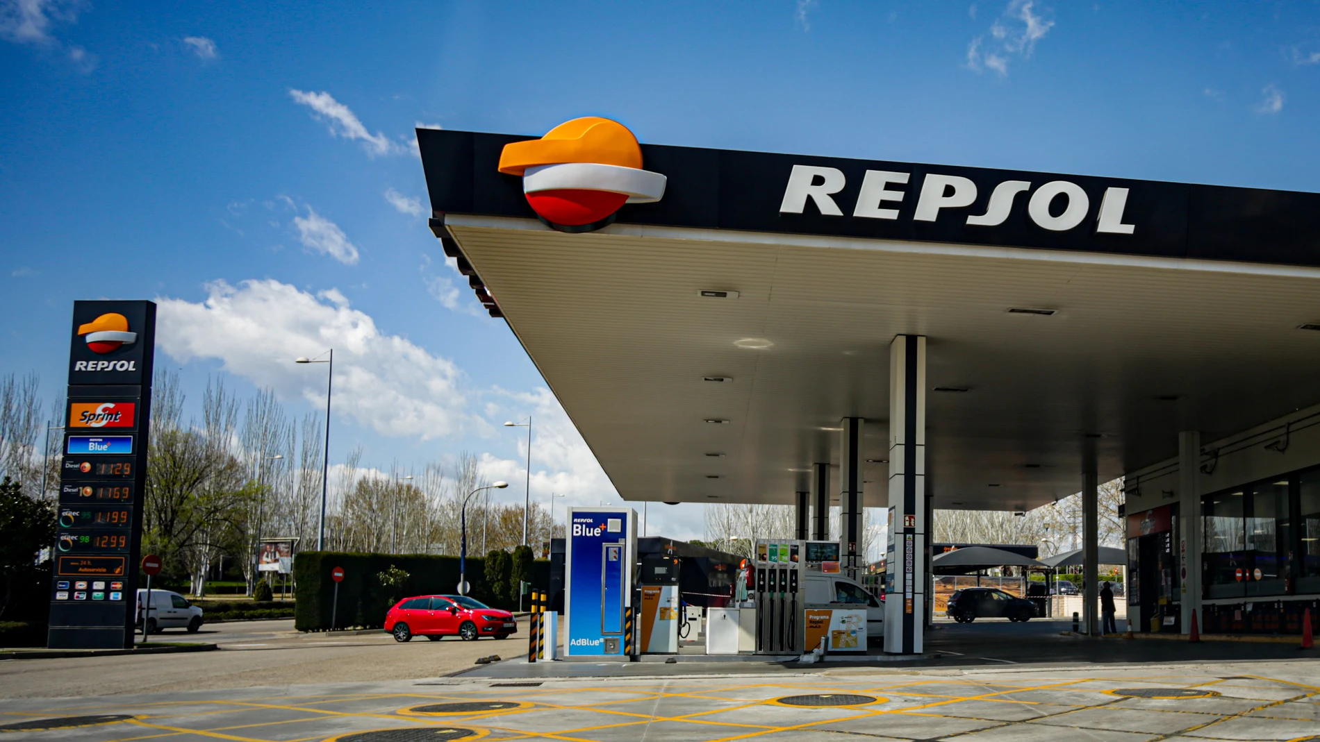 Economía.-Repsol duplica sus descuentos en combustibles hasta el 15 de octubre "para ayudar con la cuesta de septiembre"