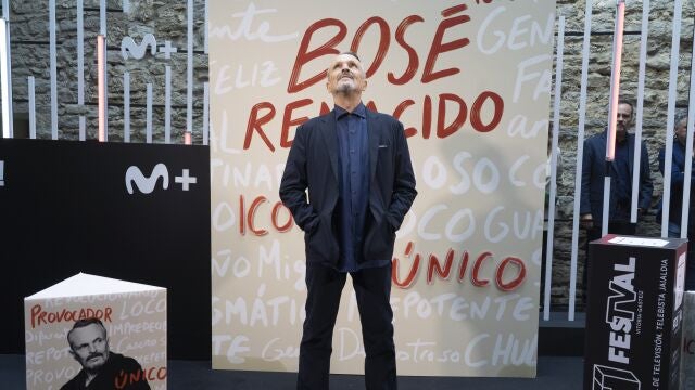 El cantante Miguel Bosé posa a su llegada a la presentación de la producción ‘Bosé Renacidoí de Movistar Plus+, en la XV edición del Festival de Televisión FesTVal de Vitoria, a 5 de septiembre de 2023.