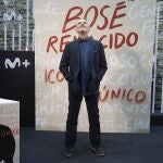 El cantante Miguel Bosé posa a su llegada a la presentación de la producción ‘Bosé Renacidoí de Movistar Plus+, en la XV edición del Festival de Televisión FesTVal de Vitoria, a 5 de septiembre de 2023.