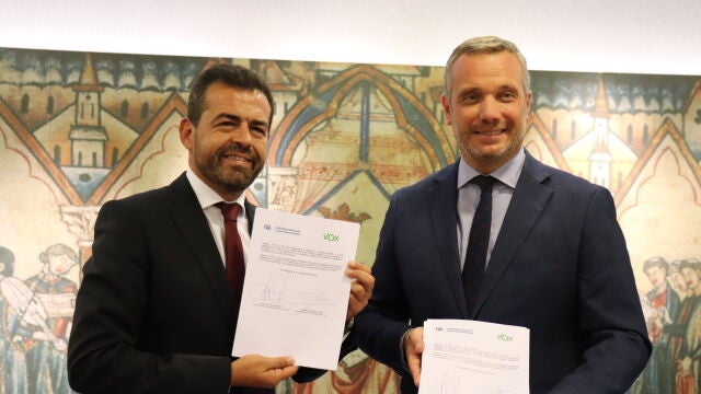 Los portavoces Rubén Martínez Alpañez (Vox) y Joaquín Segado (PP) tras la firma del acuerdo programático