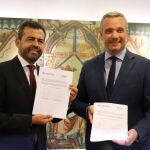 Los portavoces Rubén Martínez Alpañez (Vox) y Joaquín Segado (PP) tras la firma del acuerdo programático