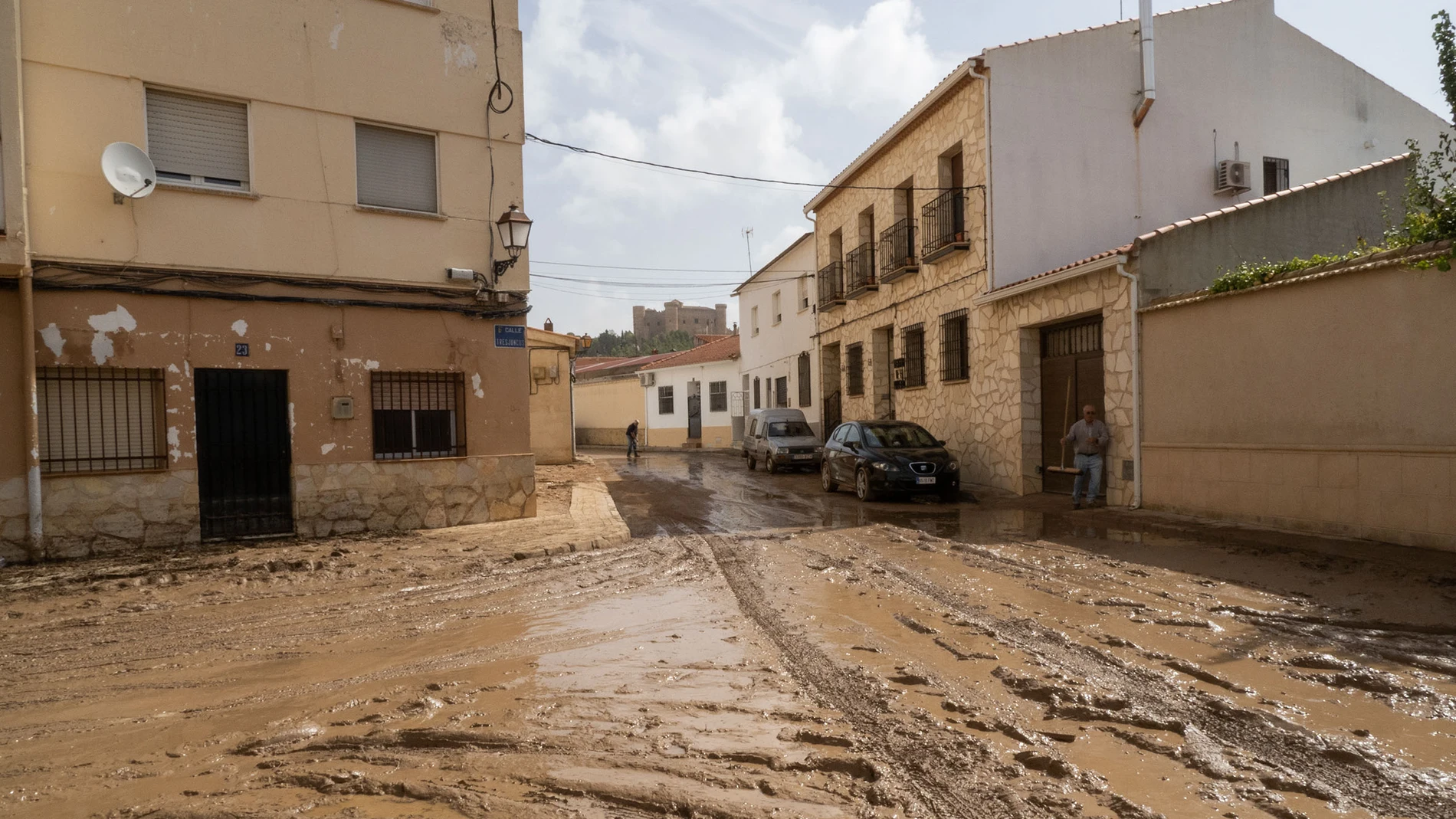 BELMONTE (CUENCA), 05/09/2023.- Las calles de la localidad de Belmonte (Cuenca) se encuentran cubiertas de la suciedad arrastrada por las fuertes lluvias debido a la DANA que ha azotado la región en los últimos días. EFE/ José Del Olmo 