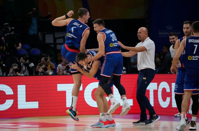 Los jugadores serbios celebran la victoria ante Lituania en cuartos