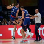 Los jugadores serbios celebran la victoria ante Lituania en cuartos