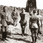 A izquierda y derecha, el teniente coronel Millán-Astray y el comandante Franco, en la primera jura de bandera de la Legión 