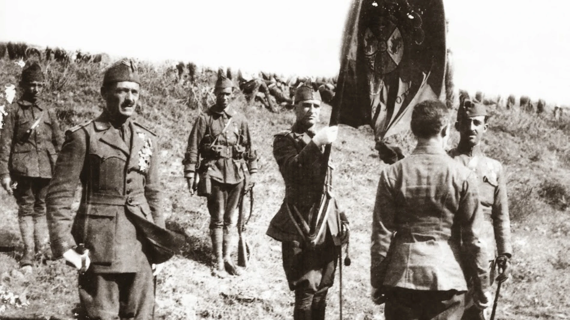 A izquierda y derecha, el teniente coronel Millán-Astray y el comandante Franco, en la primera jura de bandera de la Legión 