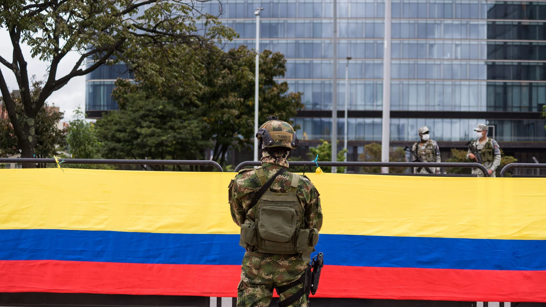 Un militar del Ejército de Colombia frente a la bandera nacional (Foto de ARCHIVO) 19/07/2021