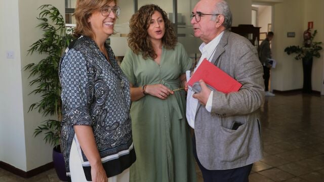 La presidenta de la Diputación, Ángeles Armisén, junto a la diputada de Cultura, Carolina Valbuena; y el jefe de servicio de Cultura, Rafael Martinez