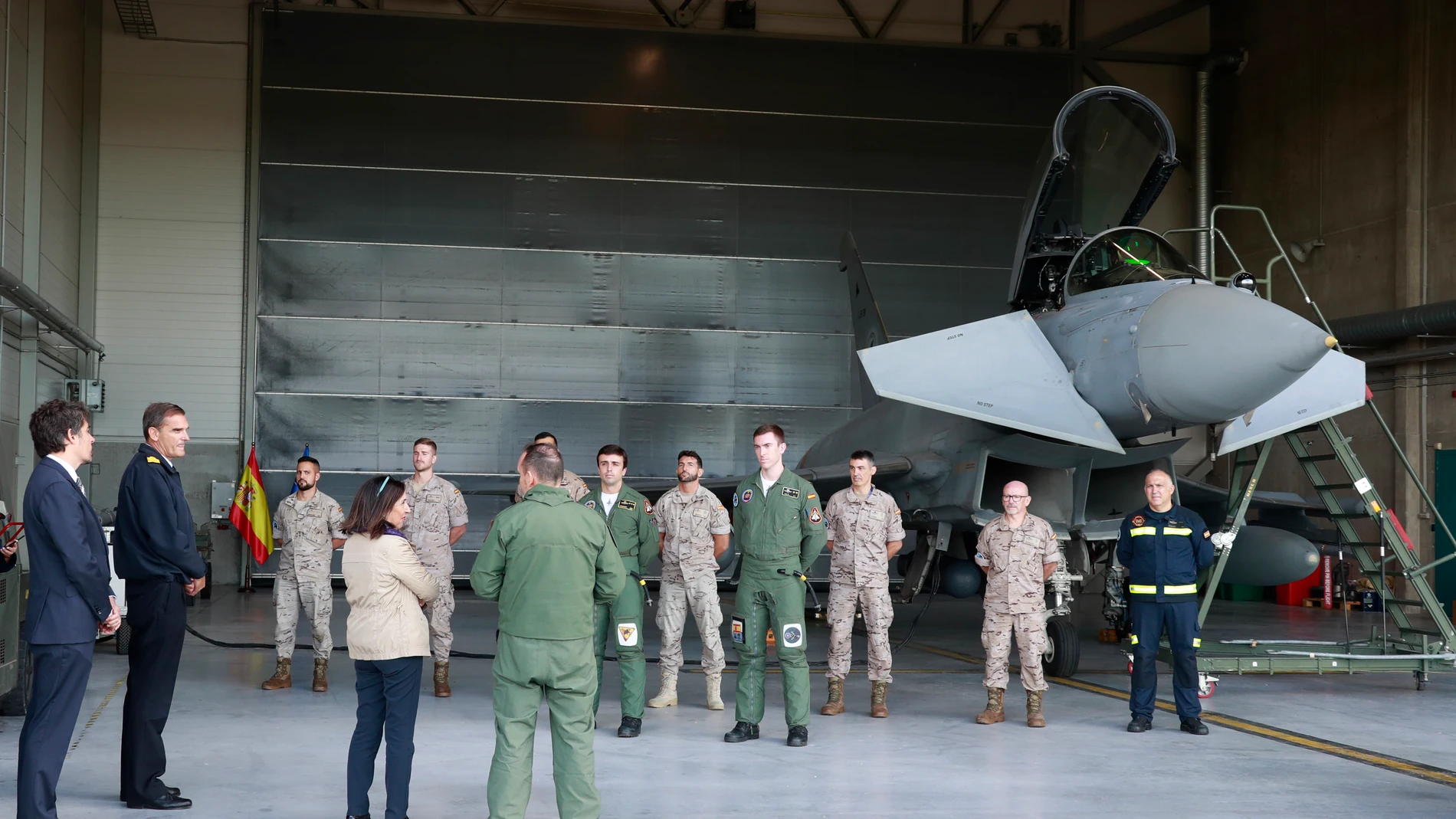 Robles charla con los miembros del destacamento aéreo "Ambar"