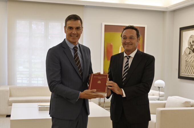 El presidente del Gobierno en funciones, Pedro Sánchez (i) recibe de manos del Fiscal General del Estado, Álvaro García Ortiz, la memoria de la institución que encabeza correspondiente a 2022, este miércoles en el Palacio de la Moncloa. 