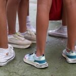 Zapatillas y deportivas de alumnas en el colegio Arturo Soria, el primer día de curso escolar, a 6 de septiembre de 2023, en Madrid (España).