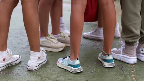 Zapatillas y deportivas de alumnas en el colegio Arturo Soria, el primer día de curso escolar, a 6 de septiembre de 2023, en Madrid (España).