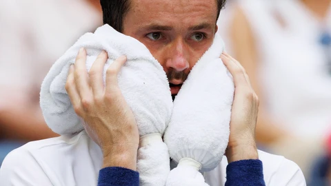 Medvedev, con toallas de hielo por el agobiante calor