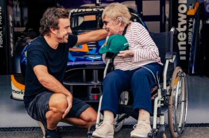 Fernando Alonso cumple el deseo de Paqui, su veterana admirada de 93 años