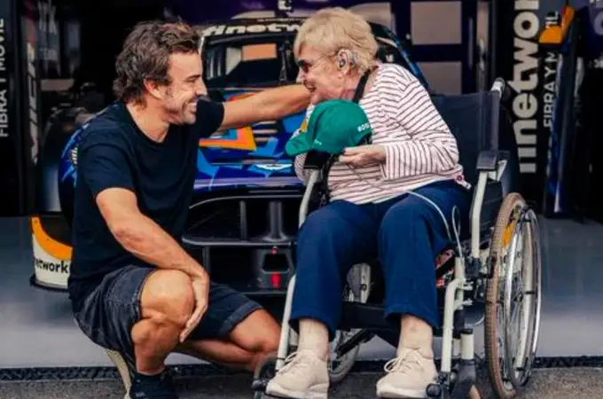Fernando Alonso cumple el deseo de Paqui, su veterana admiradora de 93 años