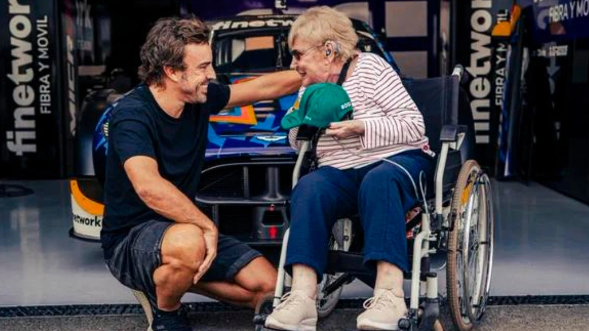 Fernando Alonso cumple el deseo de Paqui, su veterana admirada de 93 años