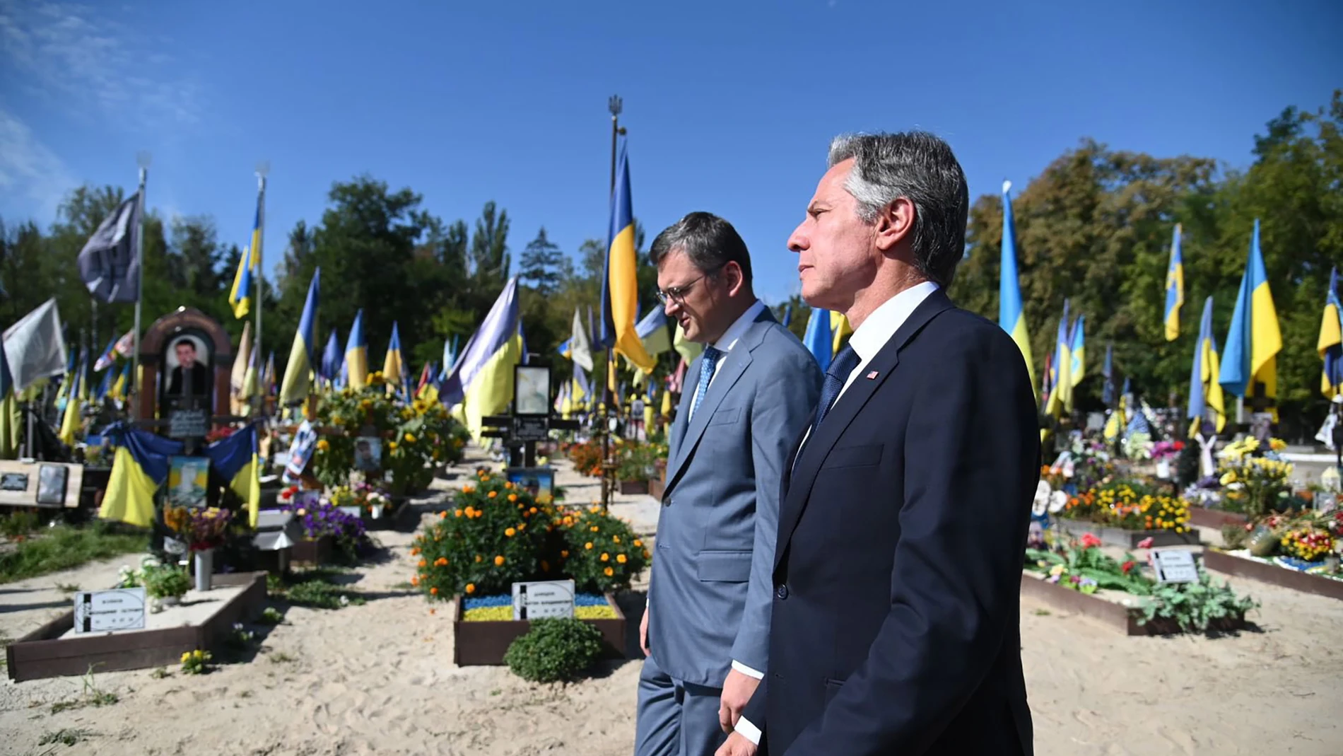 Kyiv (Ukraine), 06/09/2023.- A handout photo made available by the Press Service of the Ministry of Foreign Affairs of Ukraine shows US Secretary of State Antony Blinken (R) and Ukraine's Minister of Foreign Affairs of Dmytro Kuleba (L) visiting the Berkovetske cemetery in Kyiv (Kiev), Ukraine, 06 September 2023, where he paid his respects to Ukrainian fallen soldiers amid the Russian invasion. Blinken arrived in Ukraine's capital for an unannounced visit where he will meet with top Ukrainian...