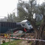 Un camionero ha sido rescatado tras hundirse su camión cerca del hospital Ramón y Cajal