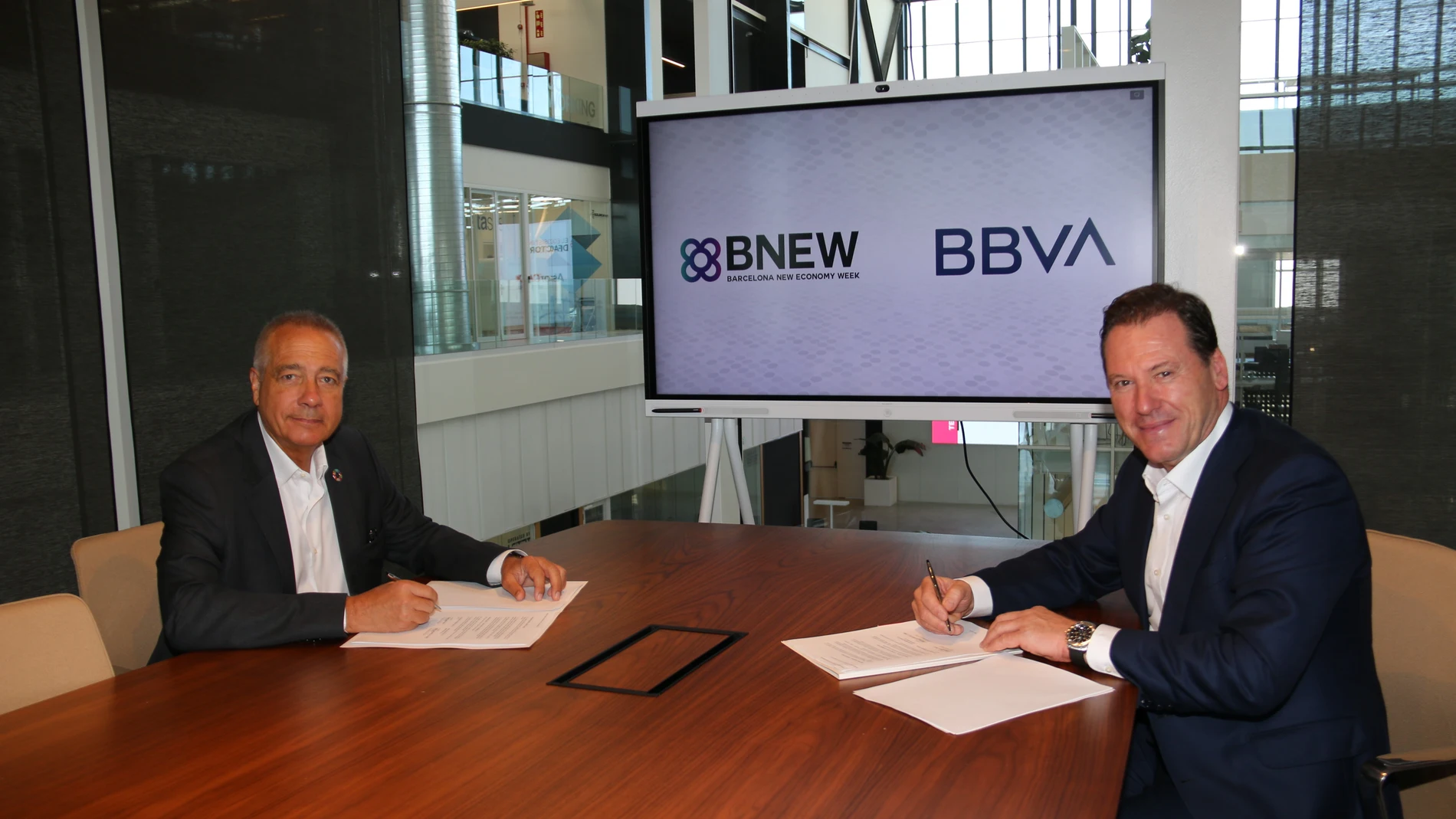 El director regional de BBVA en Catalunya, Francisco Pla, y el delegado especial del Estado del CZFB, Pere Navarro