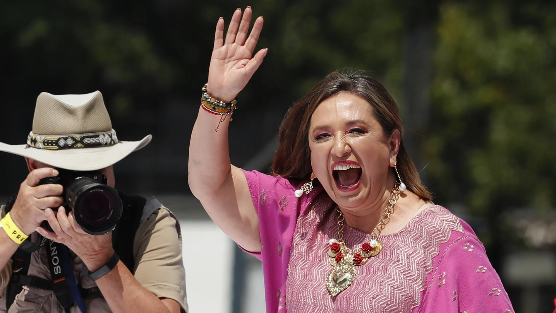 03 September 2023, Mexico, Mexico City: Xochitl Galvez, senator and candidate of an opposition alliance of three parties for the presidential elections, waves during an election campaign at the monument to the Angel of Independence. Photo: Gerardo Vieyra/dpa 03/09/2023 ONLY FOR USE IN SPAIN