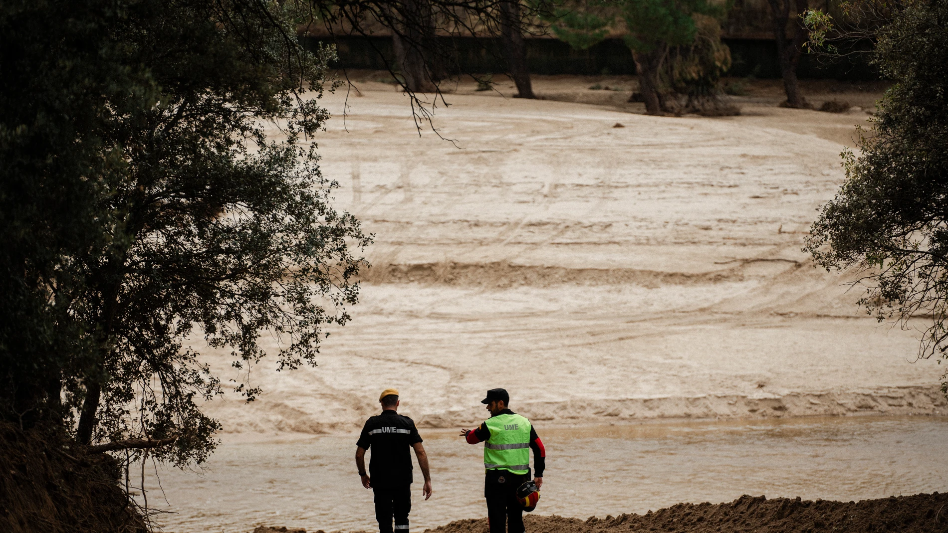 Varios agentes de la UME en los alrededores de la tubería del embalse de Picadas el día que comienzan la reparación, a 7 de septiembre de 2023, en Aldea del Fresno, Madrid (España). La reparación de la rotura producida durante la DANA en la tubería del sistema de suministro de agua de Picadas (Aldea del Fresno) afecta a 270.000 personas de 71 municipios de la provincia de Toledo, y no cuenta con un plazo específico para su reparación dada la dificultad de la obra. Con el fin de garantizar est...