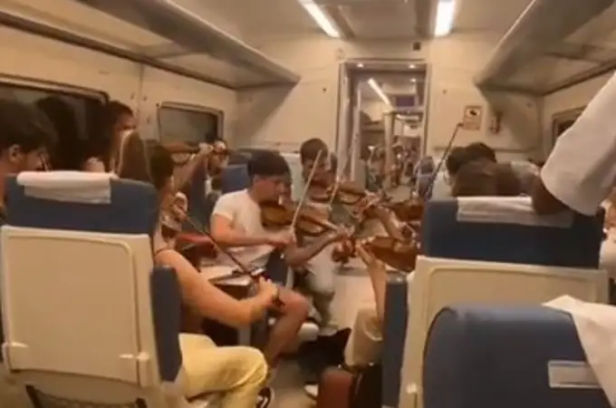 Juanma Moreno elogia a un grupo de jóvenes que tocan el violín en el tren