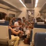 Músicos tocando en un vagón de tren