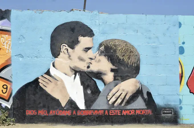 El beso en la boca de Pedro Sánchez con Carles Puigdemont en Barcelona 
