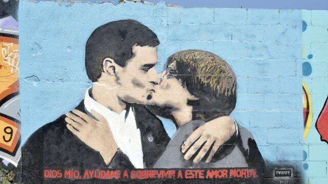 El artista Tvboy pinta el beso entre Sánchez y Puigdemont en el parque de Glòries de Barcelona