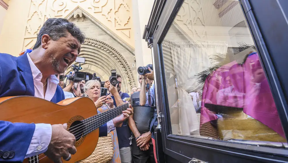  Un guitarrista ante el féretro de María Jiménez a su salida de la iglesia de Santa Ana de Triana,