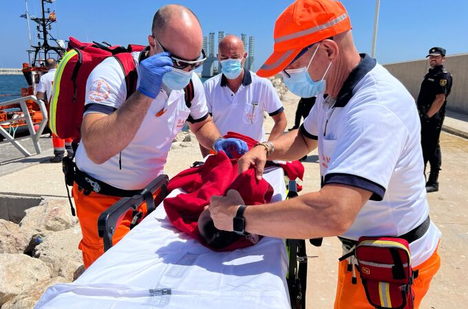 Voluntarios de Cruz Roja atienden en el puerto de Alicante a inmigrantes que llegan en patera a la costa de Alicante.