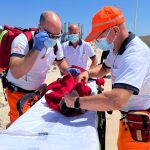 Voluntarios de Cruz Roja atienden en el puerto de Alicante a inmigrantes que llegan en patera a la costa de Alicante.