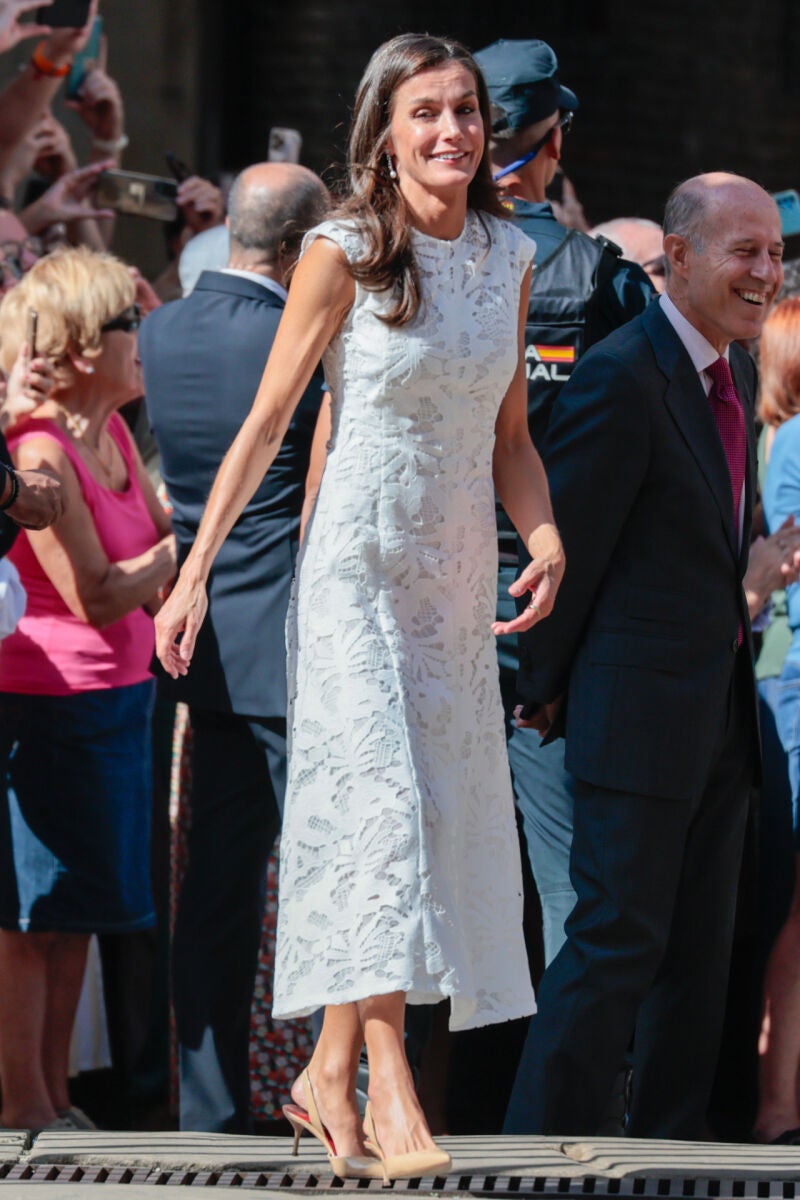 La Reina Letizia con vestido de Sfera.