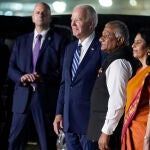 El presidente Joe Biden observa a un grupo de bailarines a su llegada a Nueva Delhi