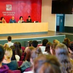 El equipo directivo de la Universidad de la Rioja reunió hoy mismo por la mañana a todos los alumnos de Magisterio para mostrar su profunda "condena" a estos comportamientos