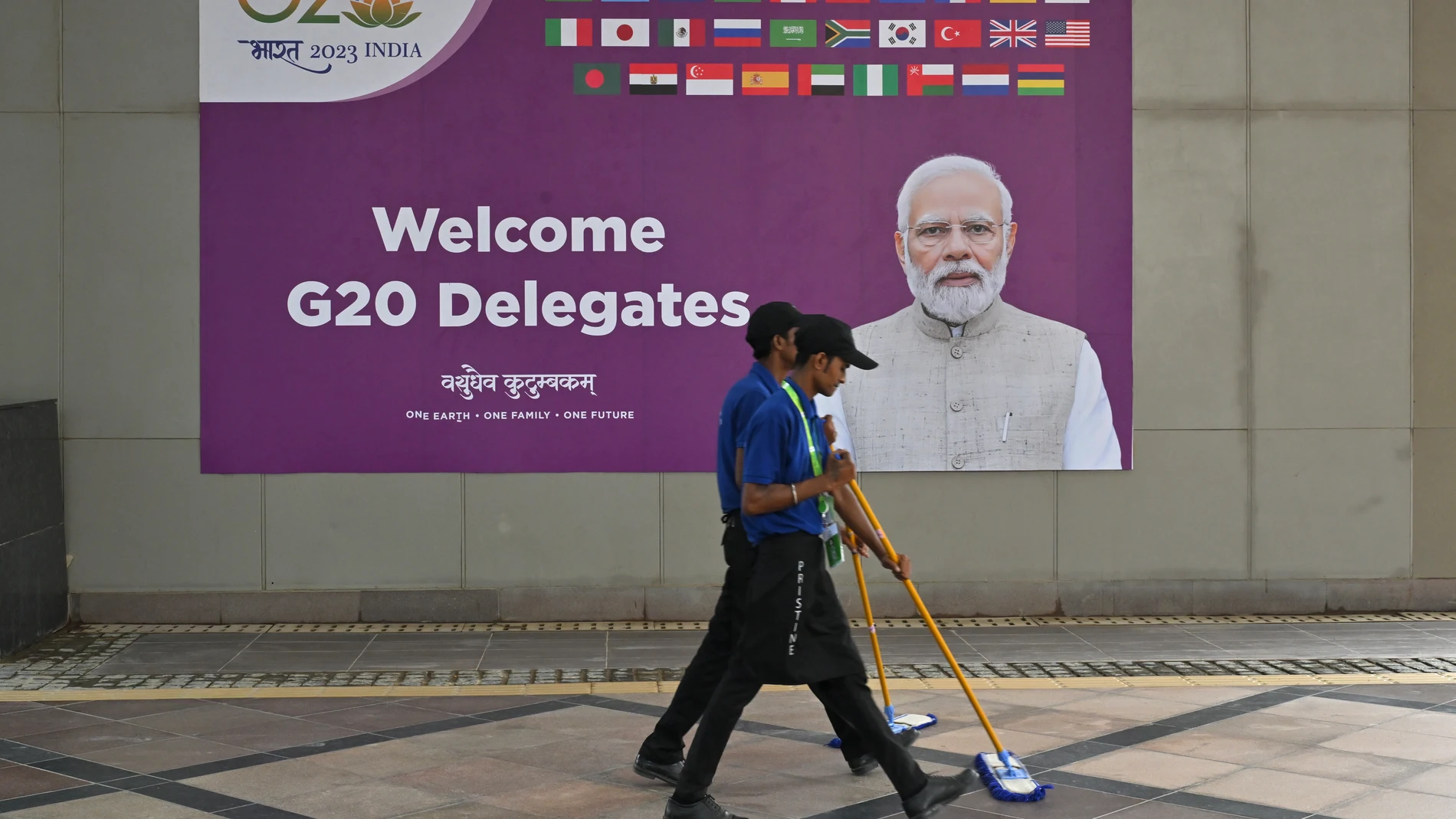 New Delhi (India), 09/09/2023.- Cleaners sweep past the signage of India'Äôs Prime Minister Narendra Modi outside the media centre during the G20 Leaders'Äô Summit in New Delhi, India, 09 September 2023. (Nueva Delhi) EFE/EPA/MICK TSIKAS AUSTRALIA AND NEW ZEALAND OUT 