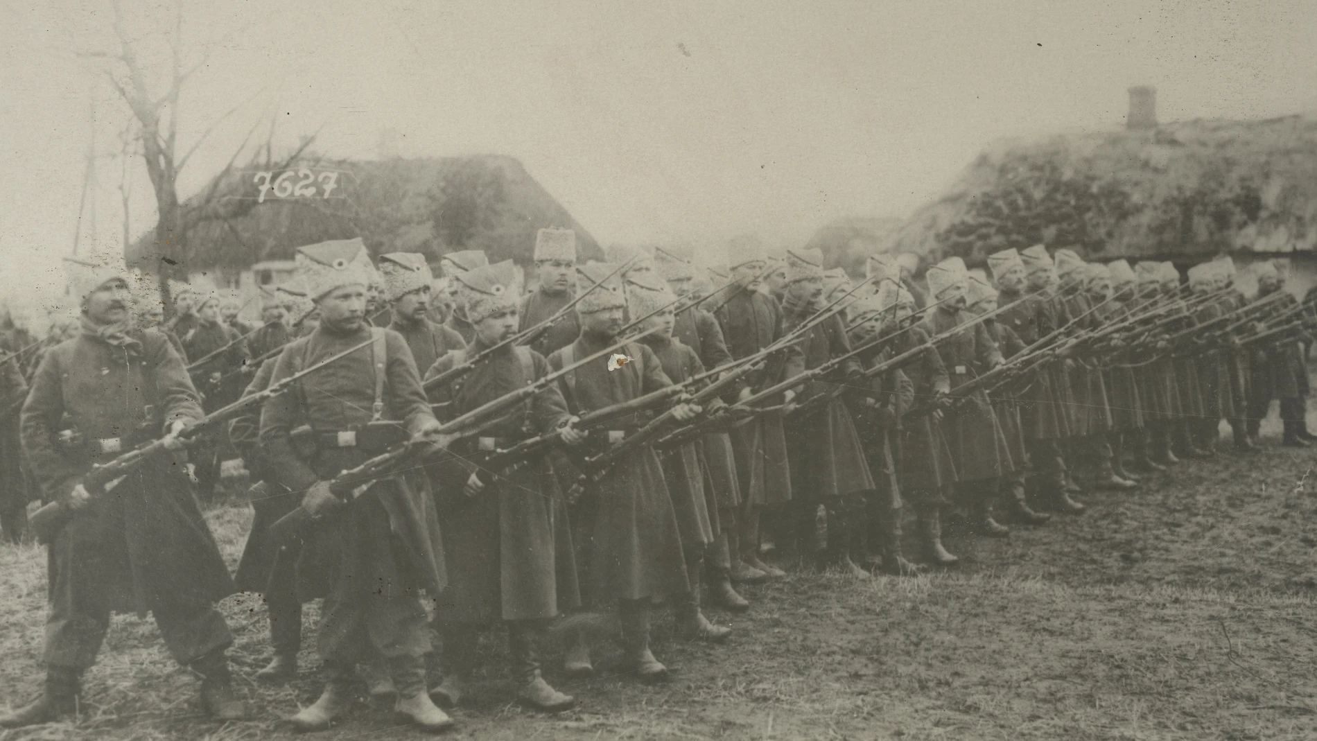 Tropas ucranianas de la 1.ª División, llamada de los "capotes azules", en un ejercicio de entrenamiento