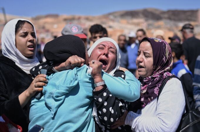 Mujeres lloran la perdida de sus seres queridos fallecidos en el terremoto, a 10 de septiembre de 2023, en Moulay Brahim, provincia de Al Haouz (Marruecos). 