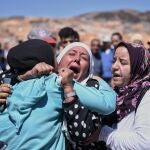 Mujeres lloran la perdida de sus seres queridos fallecidos en el terremoto, a 10 de septiembre de 2023, en Moulay Brahim, provincia de Al Haouz (Marruecos). 