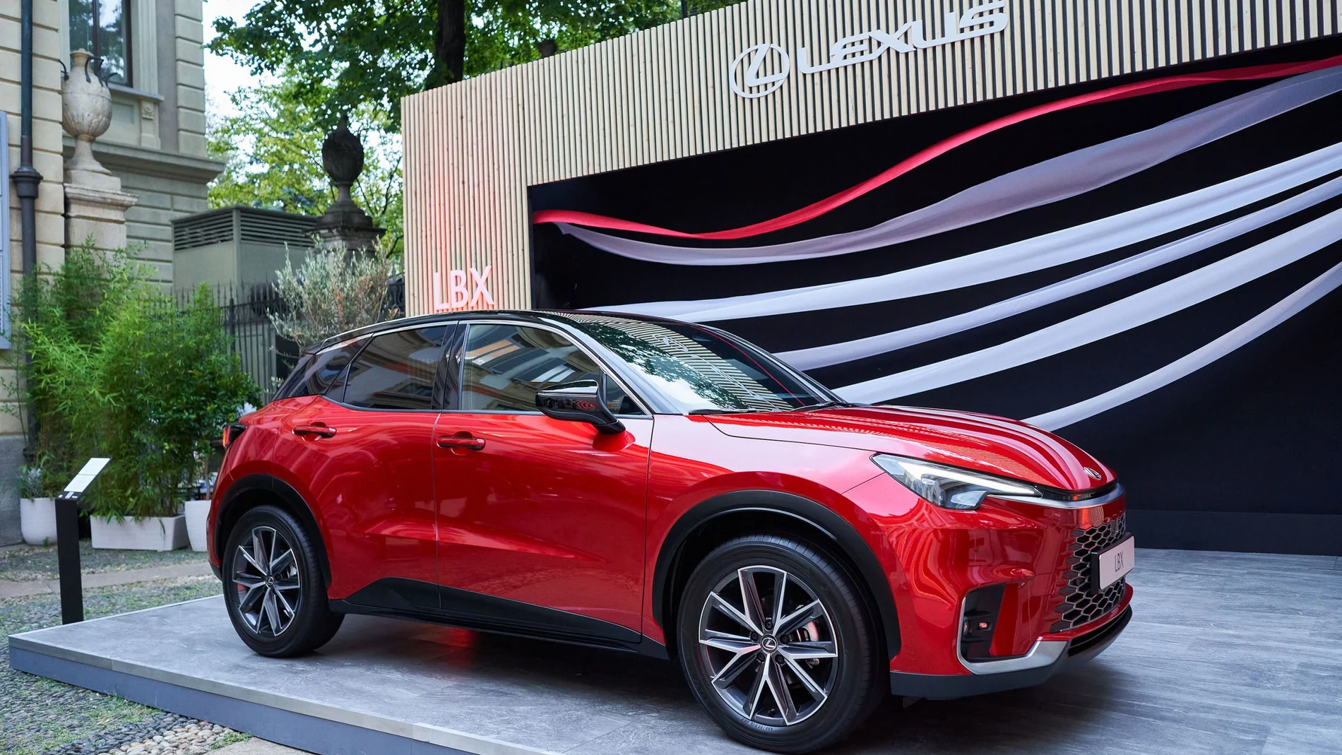 Lexus celebra el éxito de la experiencia LBX en Milán