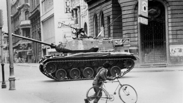 Un blindado junto a Palacio de la Moneda, el 11 de septiembre de 1973